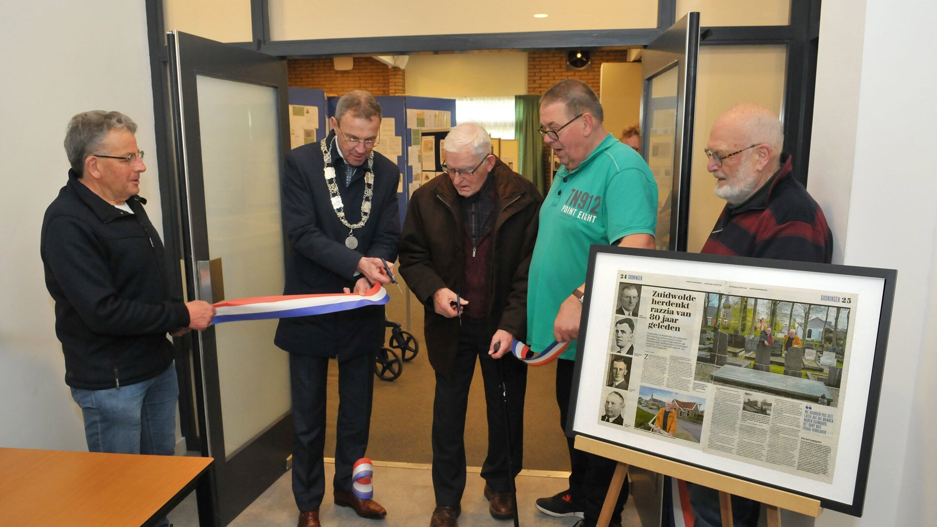 Burgemeester Henk Jan Bolding opent de tentoonstelling in Zuidwolde.