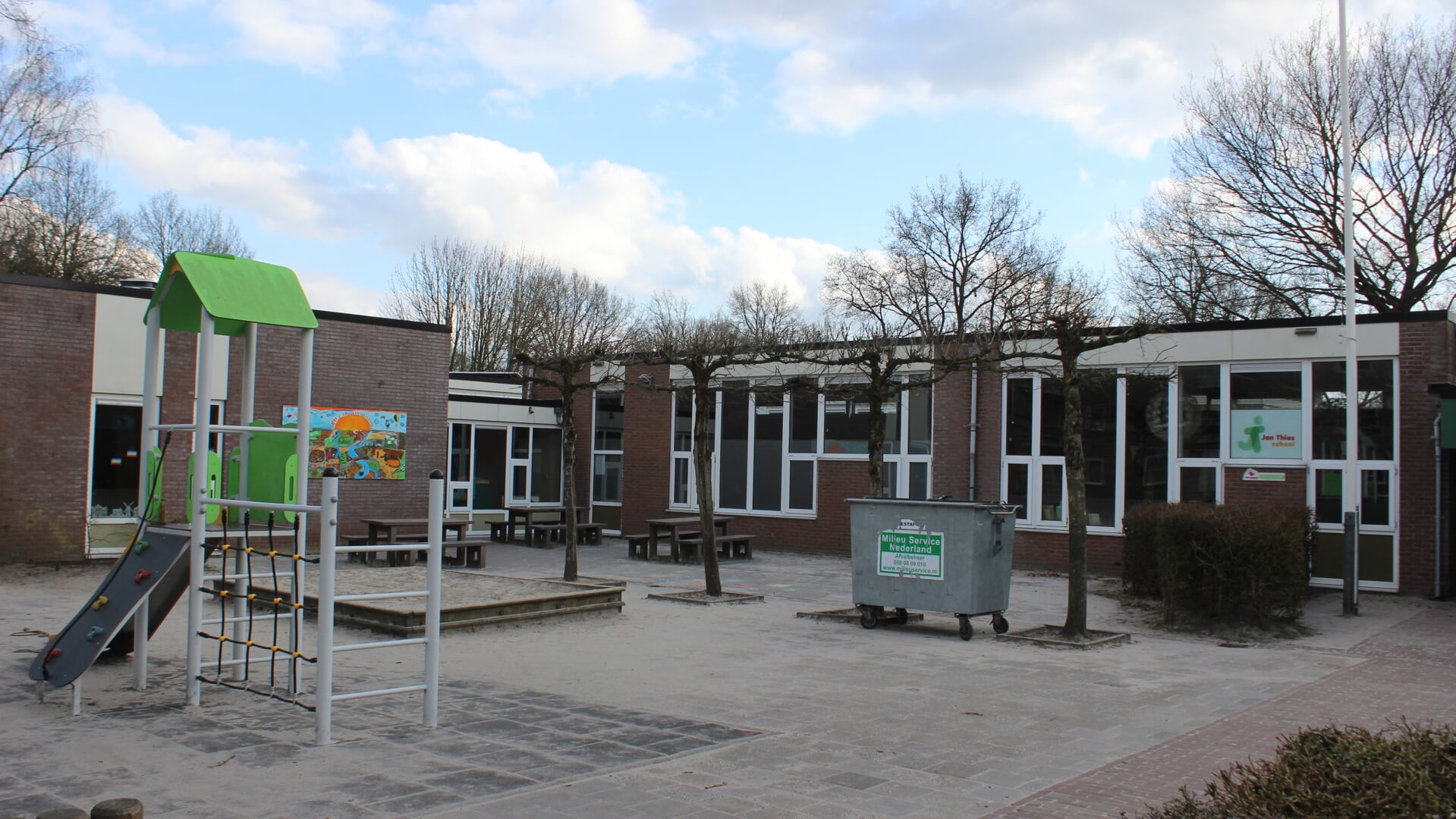 De tegels van het schoolplein van de Jan Thies moeten van grijs naar groen.  