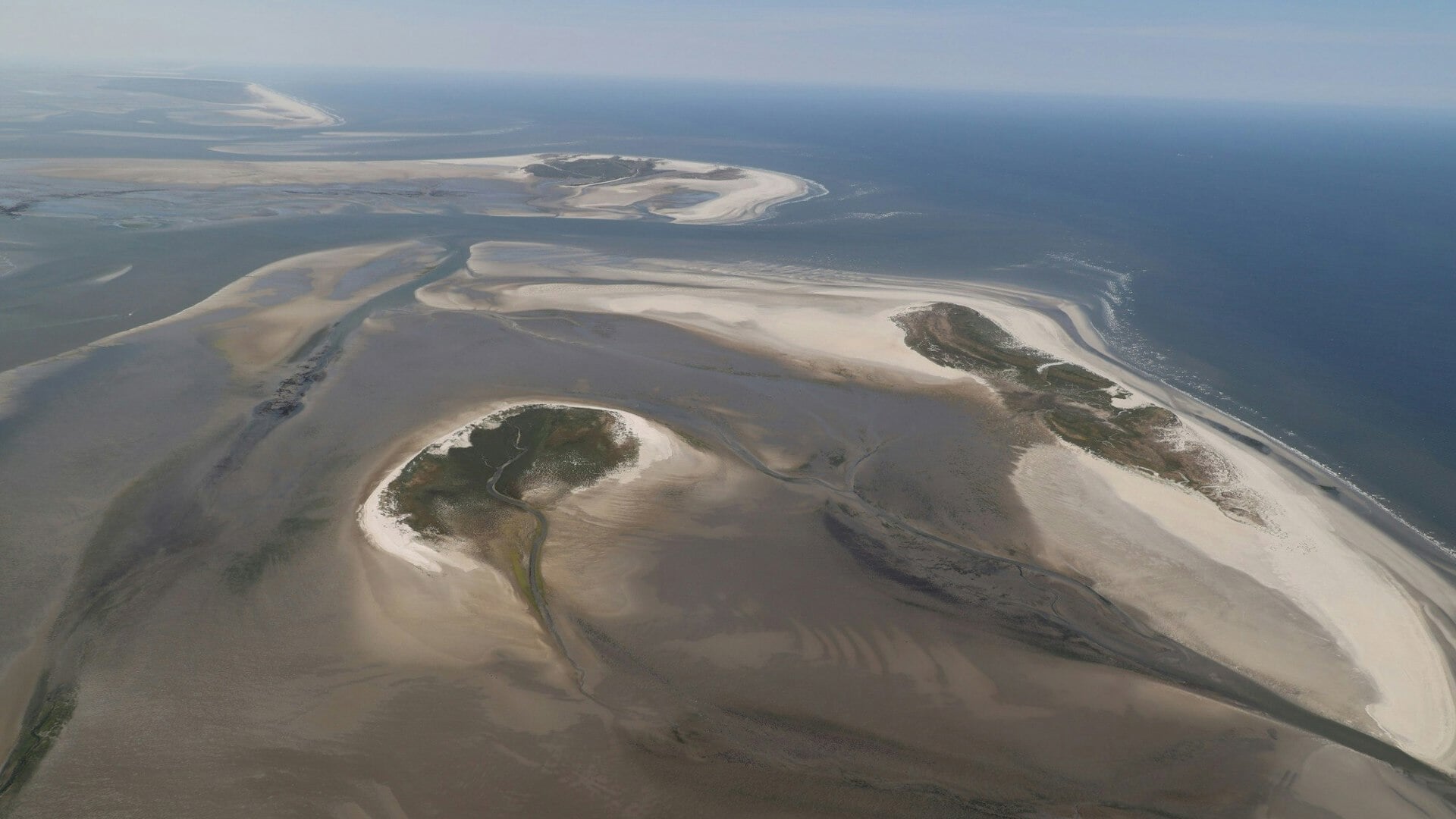 Achterin is Rottumerplaat zichtbaar, rechts Rottumeroog en vooraan Zuinderduintjes. Foto: Luchtsurveillance Rijkswaterstaat.