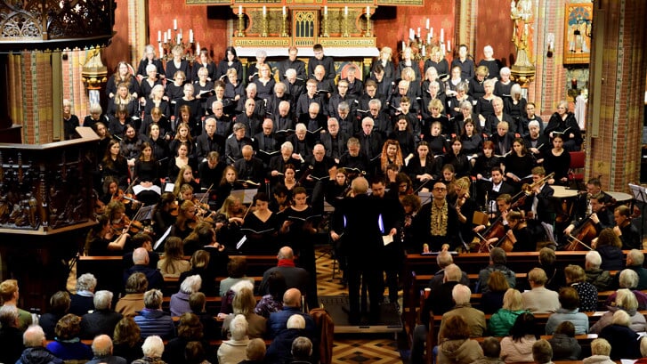 Het projectkoor en orkest Bragi tijdens het Mozartconcert in november 2023. (foto: Wim Visser)