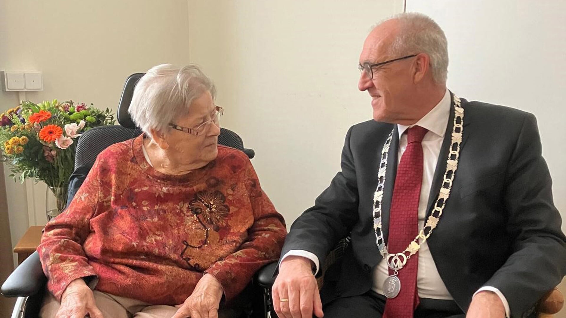 Mevrouw Römelingh-Rehwinkel in gesprek met burgemeester Hoogendoorn.