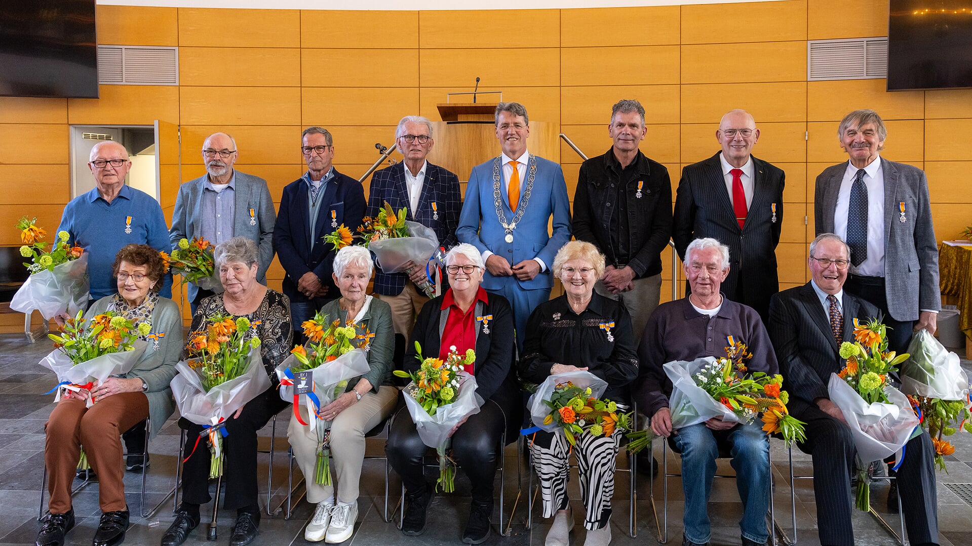 De gedecoreerde inwoners van Emmen samen met burgemeester Eric van Oosterhout (foto gemeente).