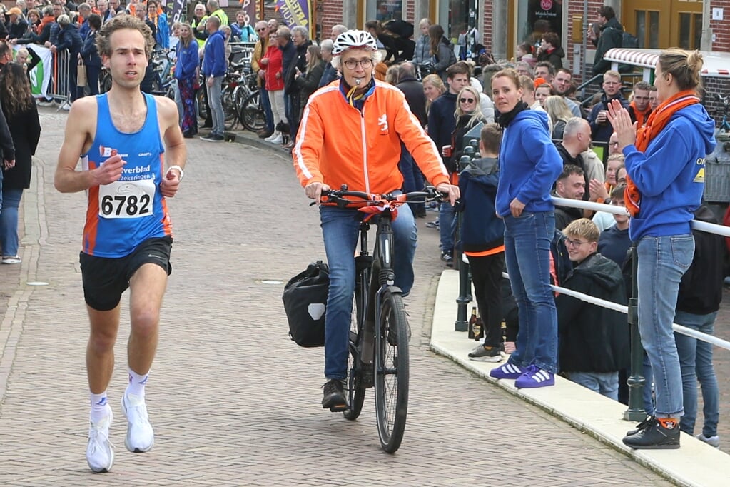 Taco Schaaf uit Zwolle, de latere winnaar, wordt begeleid door voorfietser Gea Meulema. Foto's: Ronnie Afman.