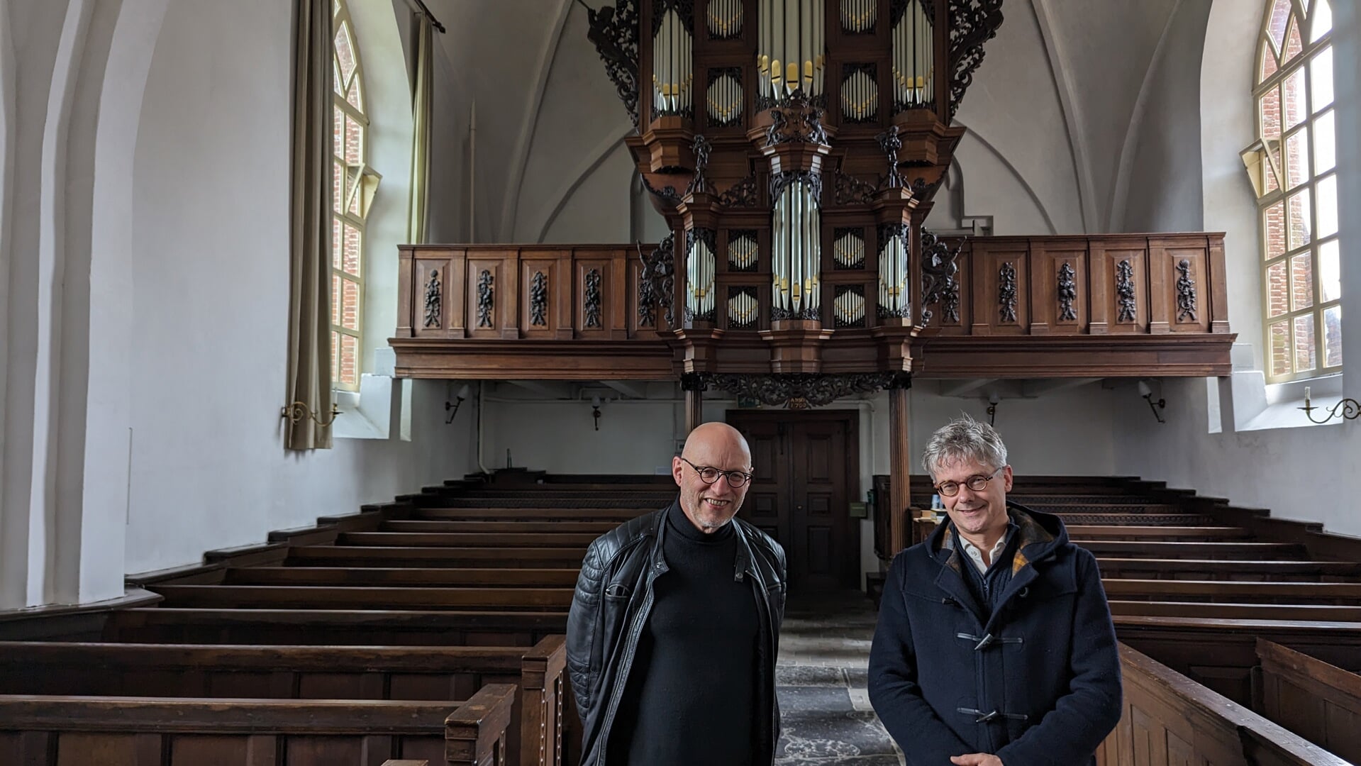 Albert Rodenboog (links) en Jaap Penninga bij het Schnitger-orgel in de Jacobikerk van Uithuizen.