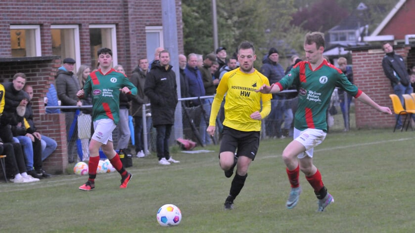 Ook Warffum-topscorer Jeroen Zwart kon het feestje van SGV niet bederven. 