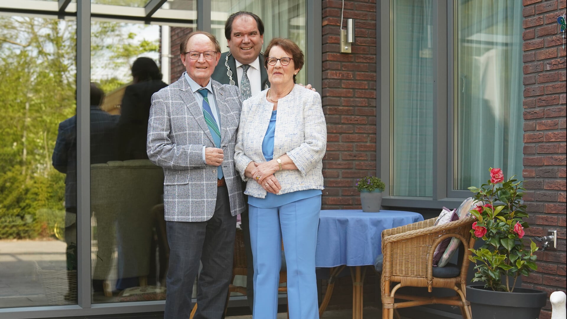 Doede en Giena ter Veld uit Eelde kregen op hun trouwdag burgemeester Thijsen op de koffie. (foto: Persbureau Drenthe)