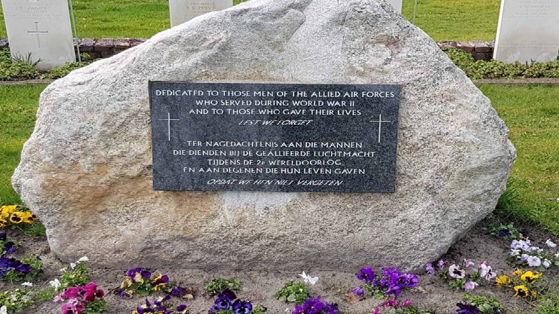 Het monument bij de 25 oorlogsgraven in Schoonebeek.