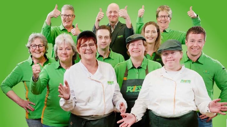 Het team van de Poeisz-supermarkt in Rolde staat vanaf 1 mei klaar voor de inwoners van het dorp. 