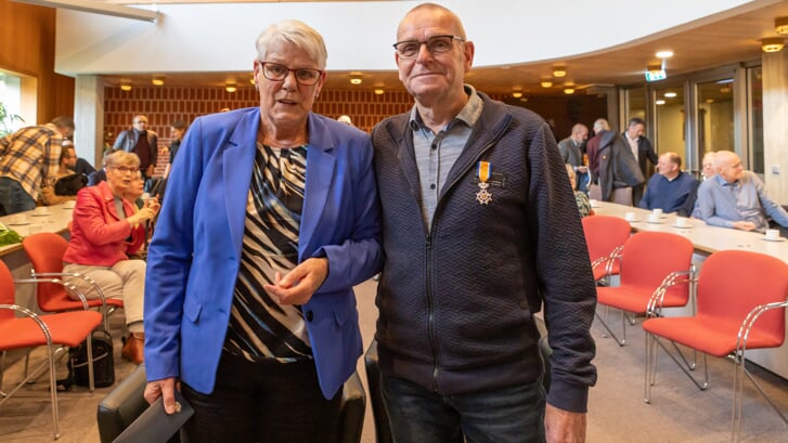 De onderscheiden Harm Kruit samen met zijn vrouw Beka na de plechtigheid in de raadzaal. (foto: André Dümmer) 