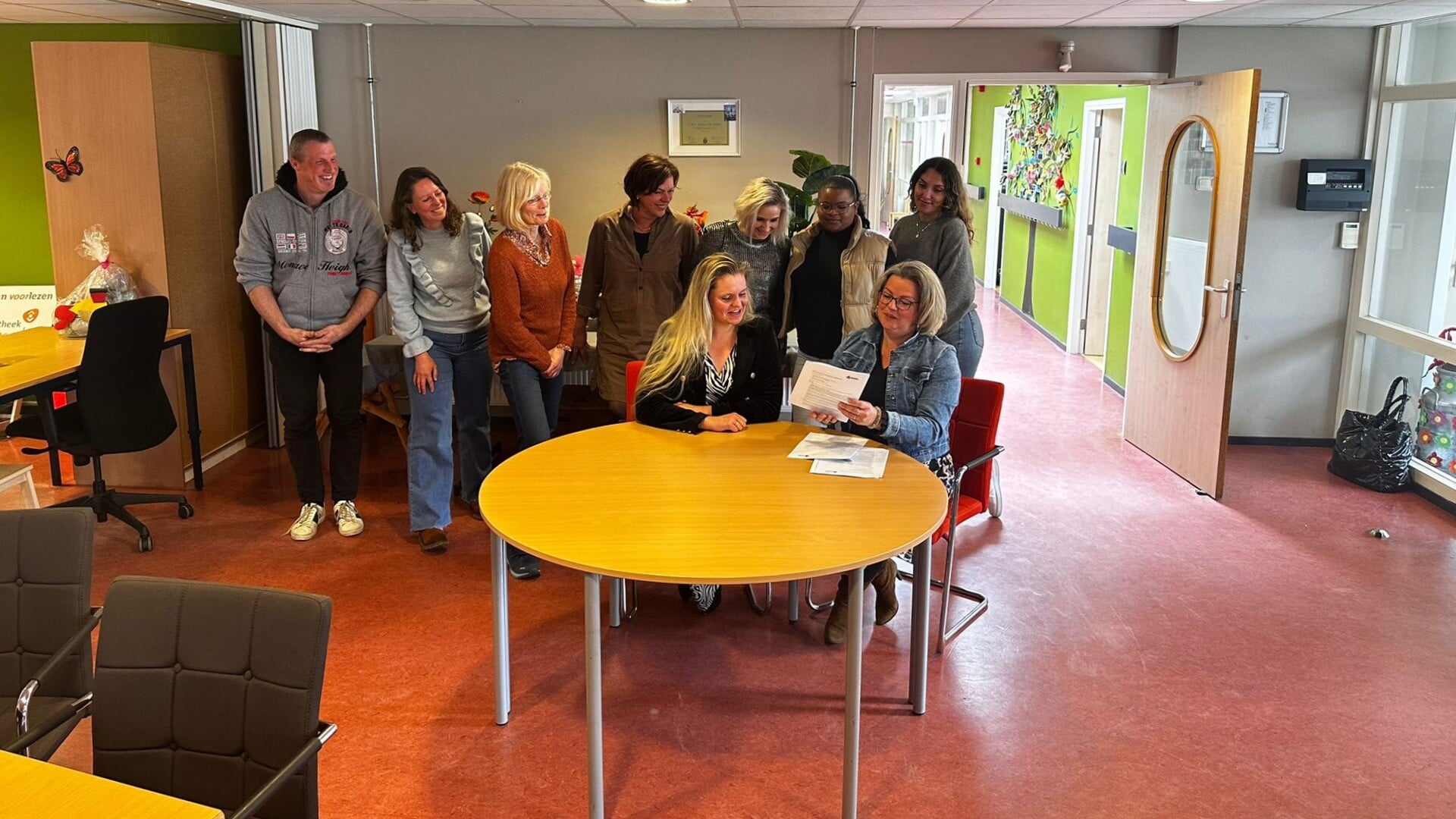 Suze Kamst van Mamasthee en Lieneke Slim van de Anne de Vriesschool tekenen de overeenkomst. 
