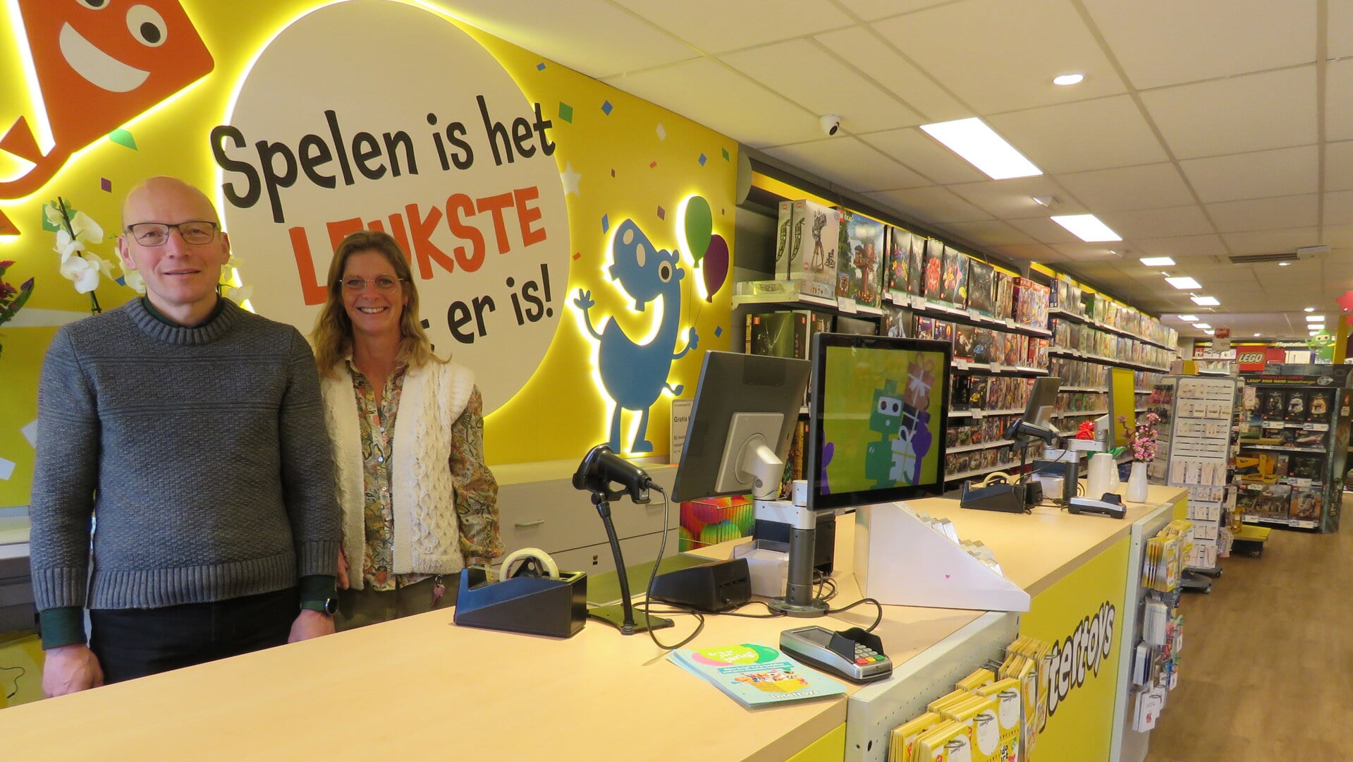 Johan en Lewiena Donkerbroek in hun vernieuwde speelgoedzaak Intertoys in Hoogezand.