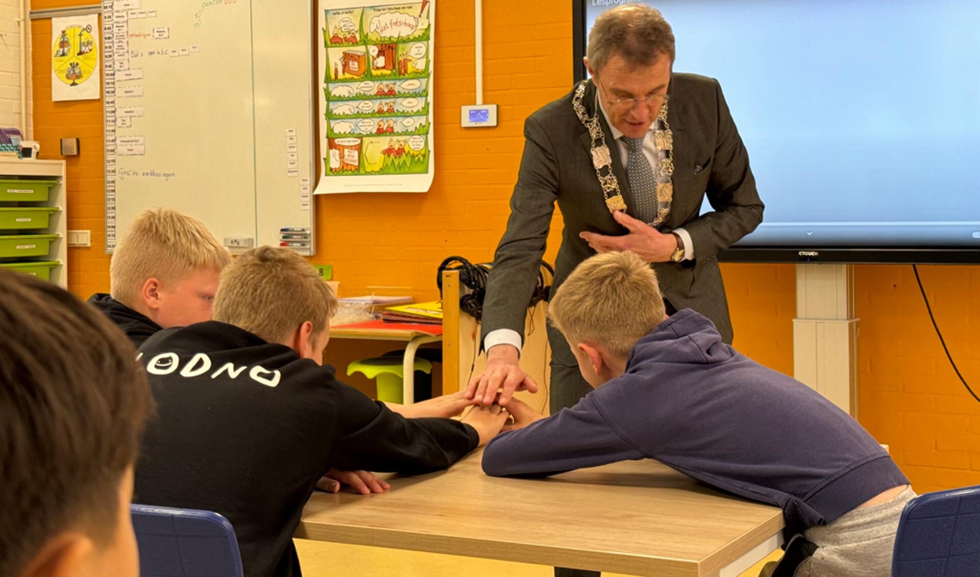 Burgemeester Bolding verzorgde samen met de leerlingen in Zandeweer de aftrap van het onderwijsproject.