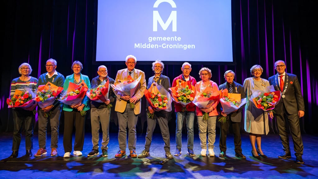 De onderscheiden Midden-Groningers met burgemeester Hoogendoorn. (foto: gemeente Midden-Groningen/Venema Media)