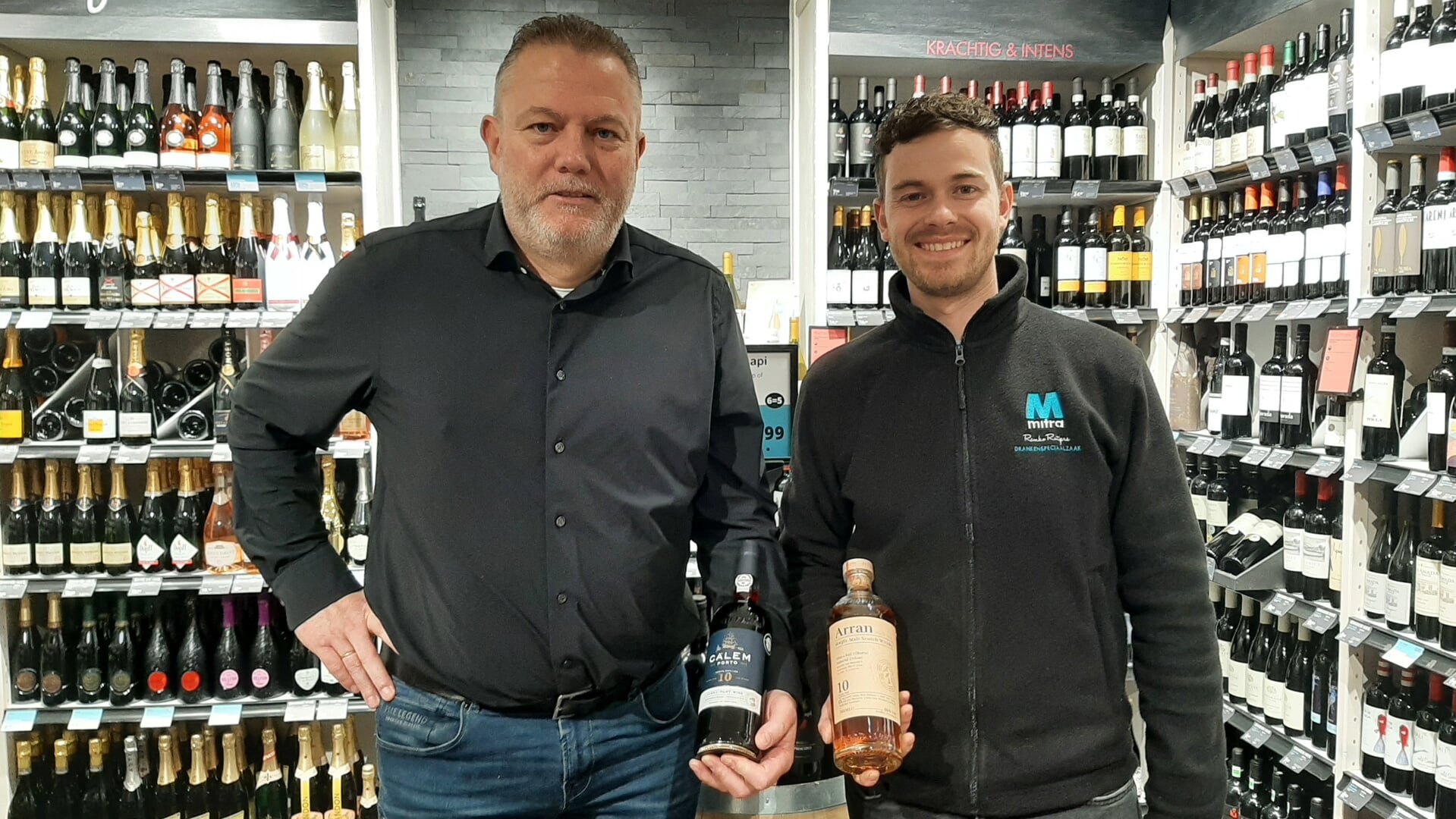 Eigenaren Remko Rutgers en Emil Buring verkopen in hun wijnhoek meerdere enkele exclusieve wijnen.