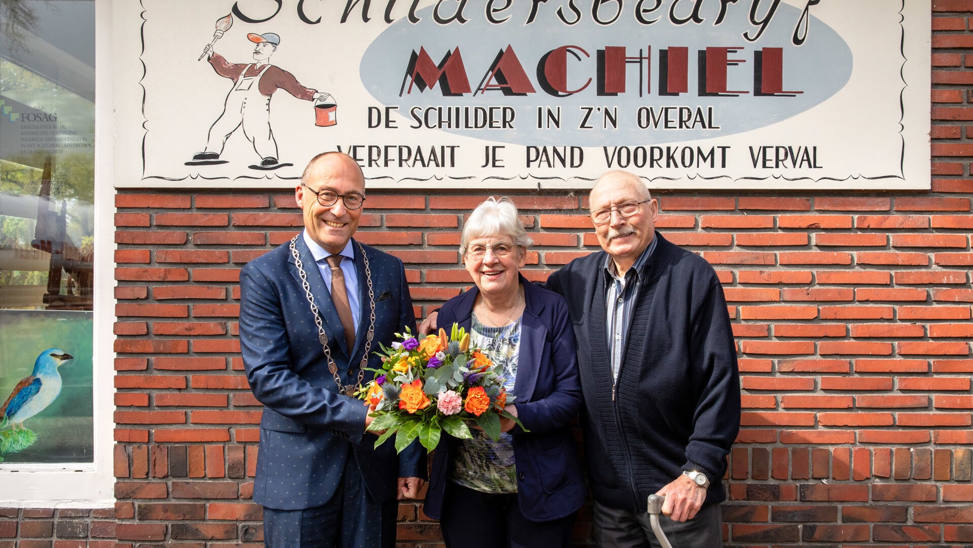 Het echtpaar Machiel werd gefeliciteerd door burgemeester Hiemstra met hun briljanten huwelijksfeest. 