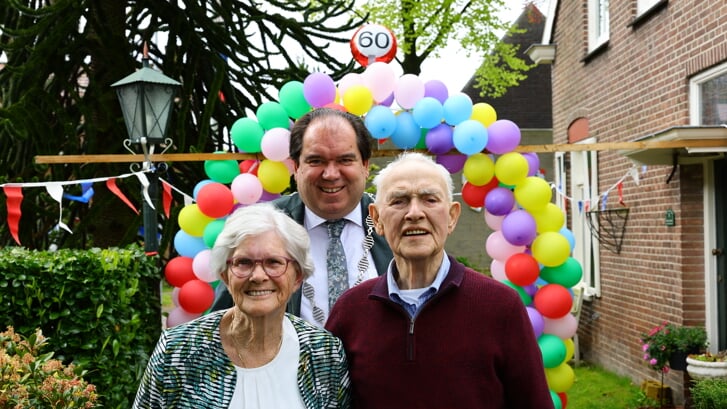 Het jubilerende echtpaar Gerrit Jan en Ietje de Vries met burgemeester Thijsen. (foto: Persbureau Drenthe)