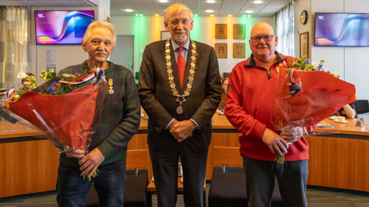 Gerrit Kuijers en Bertus Luikens werden door burgemeester Klaassen onderscheiden tot Lid in de Orde van Oranje-Nassau. (foto: André Dümmer)
