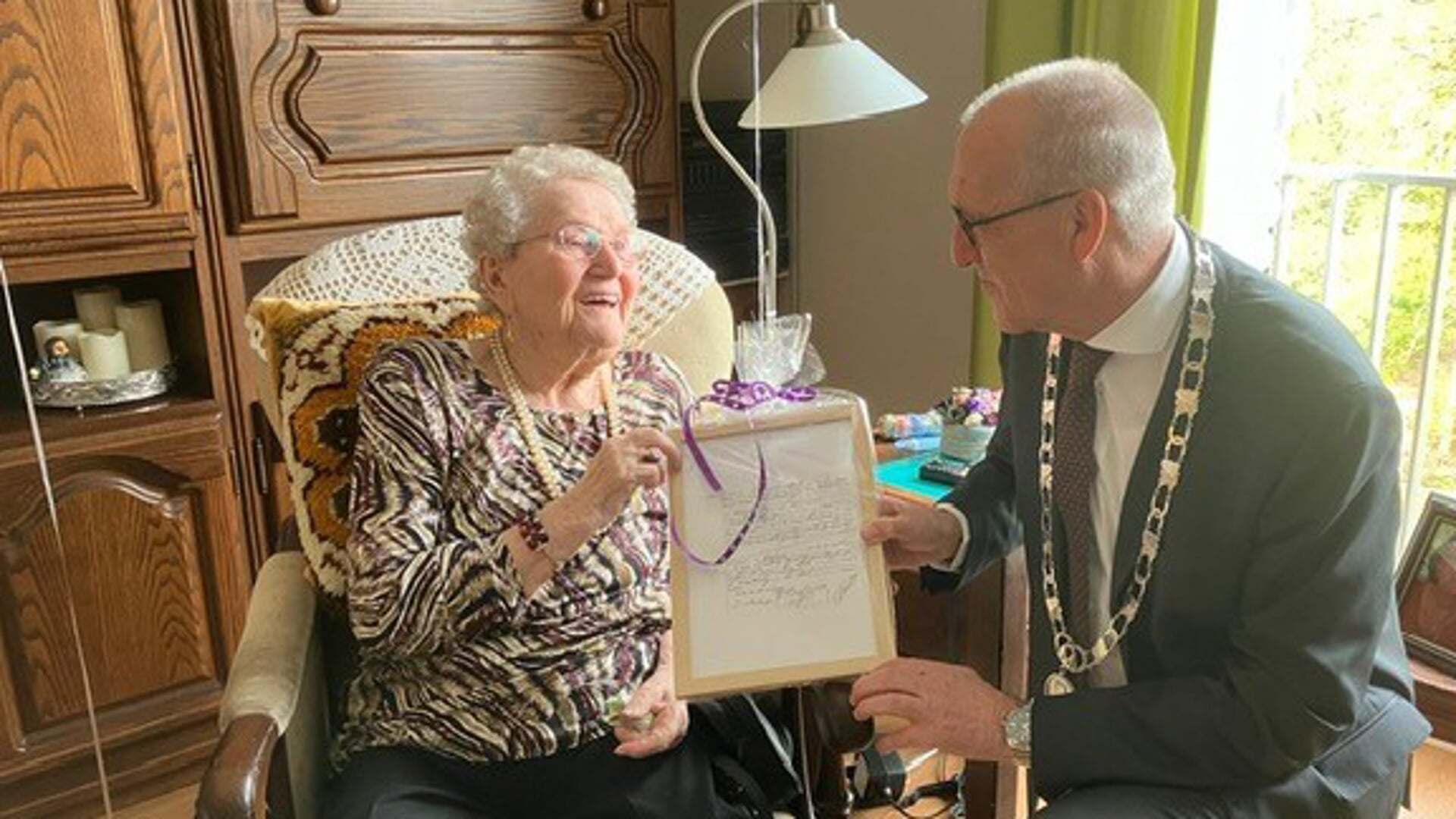 Mevrouw Oldenburger met de burgemeester en de ingelijste kopie van haar geboorteakte uit 1924.