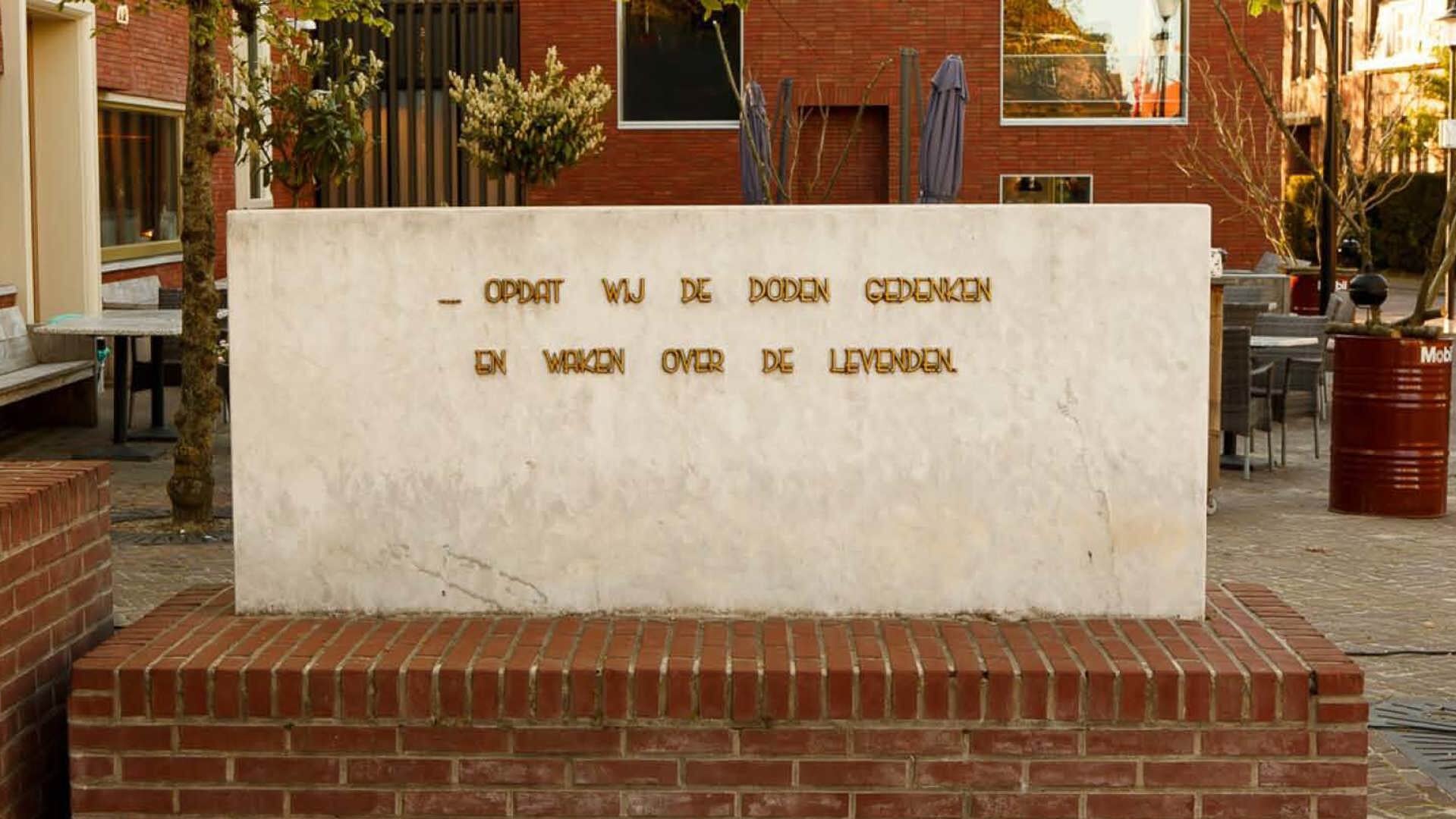 Het monument op het Marktplein in Loppersum. Foto: Chris Bomekamp.