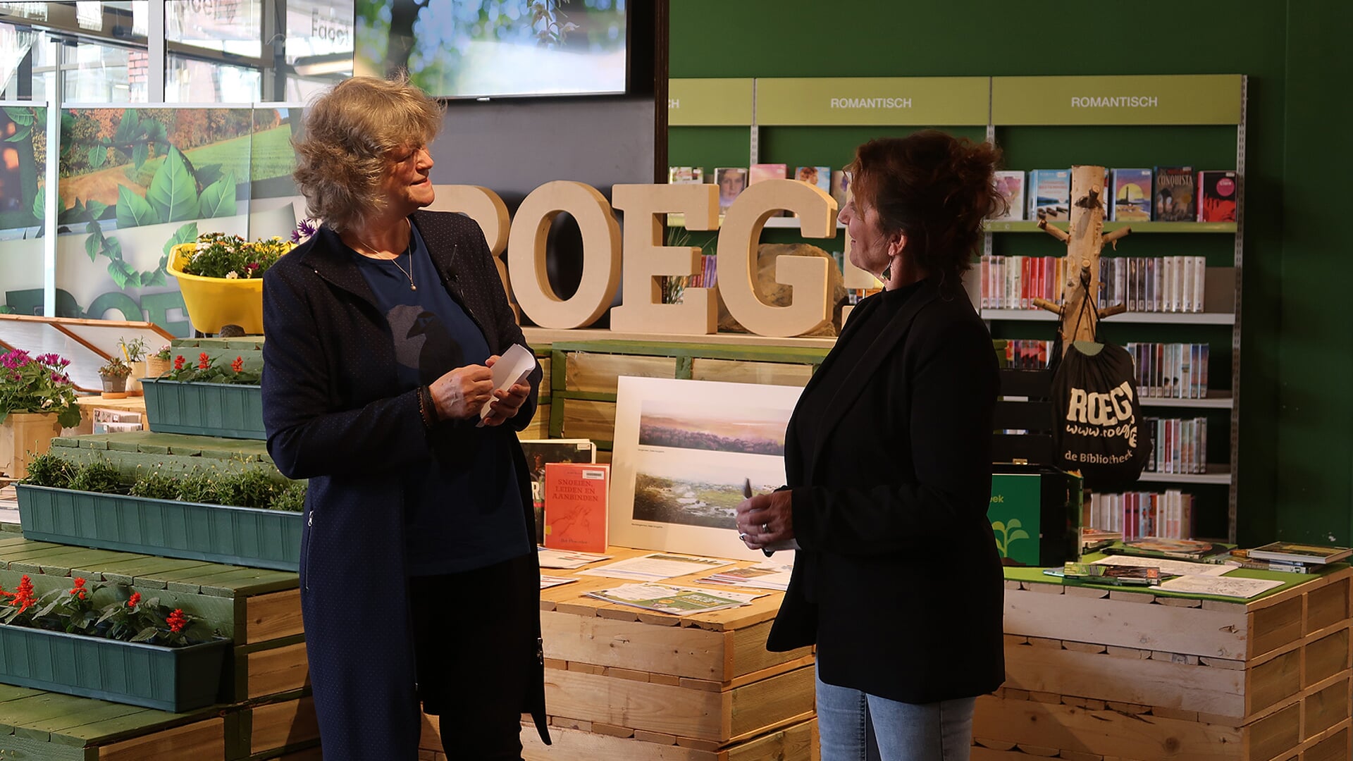 Geke Hoogstins en Rineke Marwits verrichten de opening van de Roeg! Hoek met zadenbibliotheek (foto Facet).