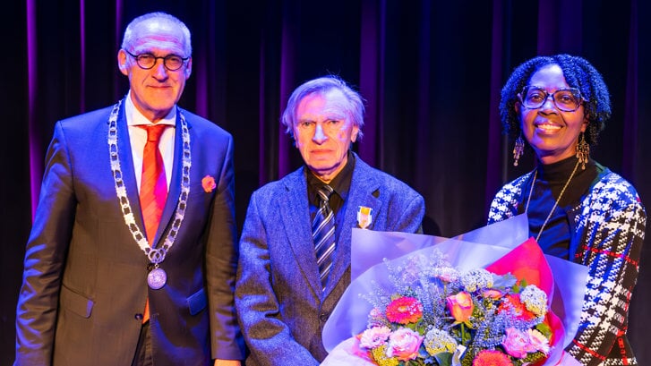Jan Bos met zijn echtgenote en de burgemeester na het opspelden van de ridderorde. (foto: gemeente Midden-Groningen/Venema Media)