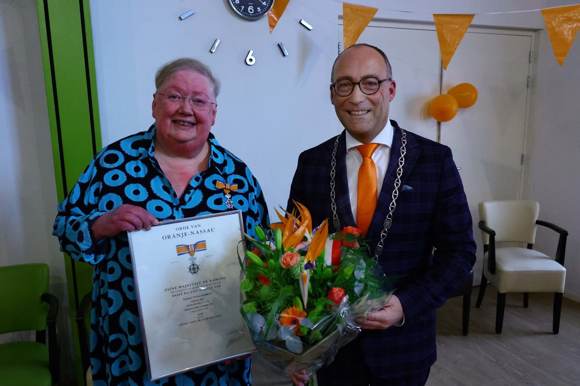 Greet Homan-Bultena kreeg de versierselen die horen bij de onderscheiding uitgereikt door burgemeester Anno Wietze Hiemstra 