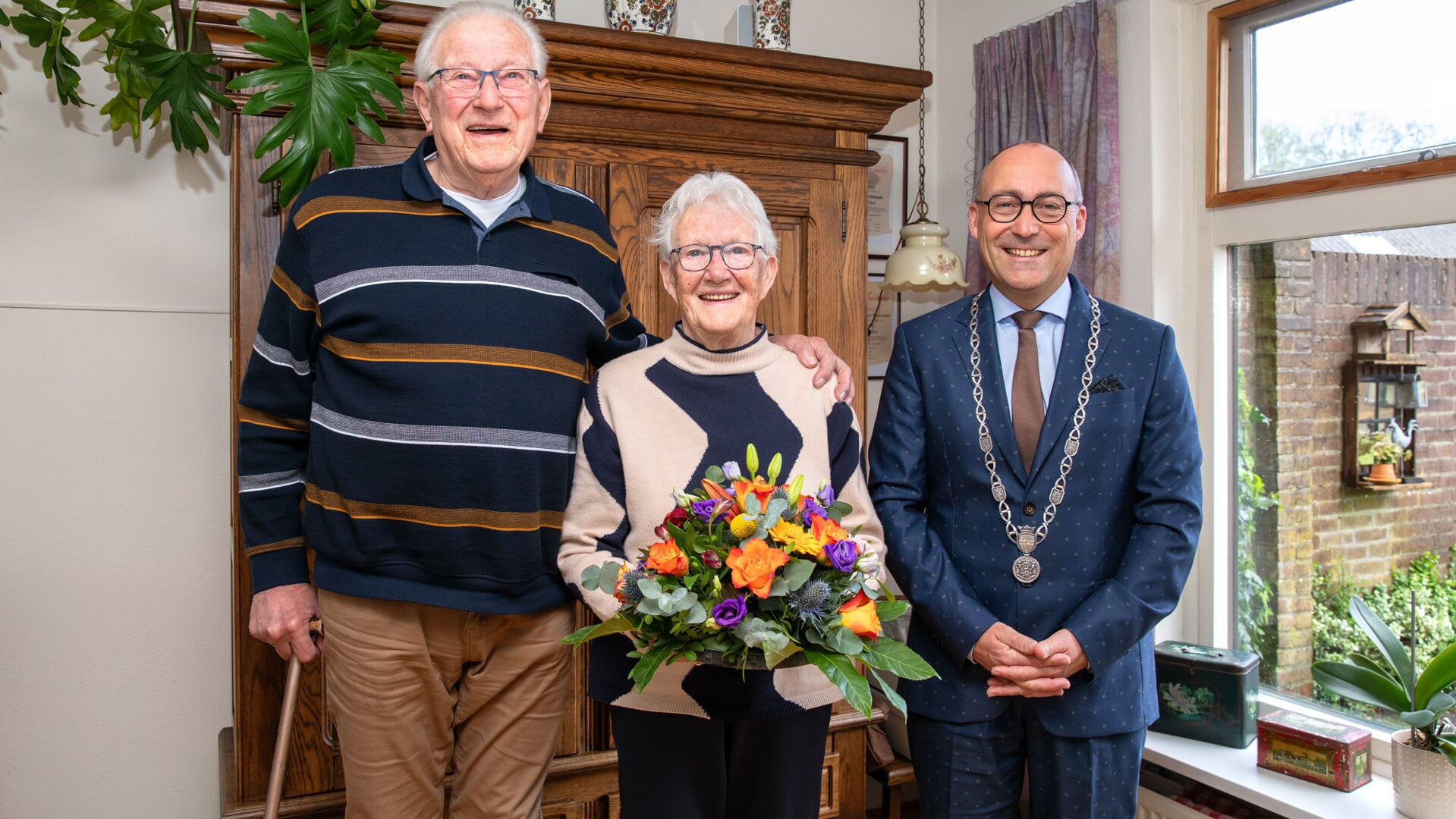 Burgemeester Hiemsta kwam het briljanten paar Lutjes een bloemetje en de felicitaties brengen.