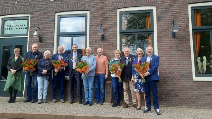 De gedecoreerde inwoners van Borger-Odoorn met in hun midden burgemeester Jan Seton. (foto: Week in Week uit) 