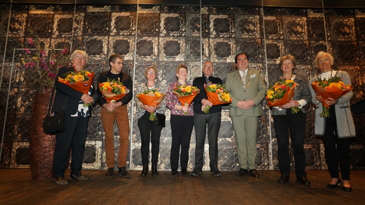 De onderscheiden inwoners van Tynaarlo met burgemeester Thijsen. Prof. dr. Erik Frijlink ontbreekt. (foto: Persbureau Drenthe) 