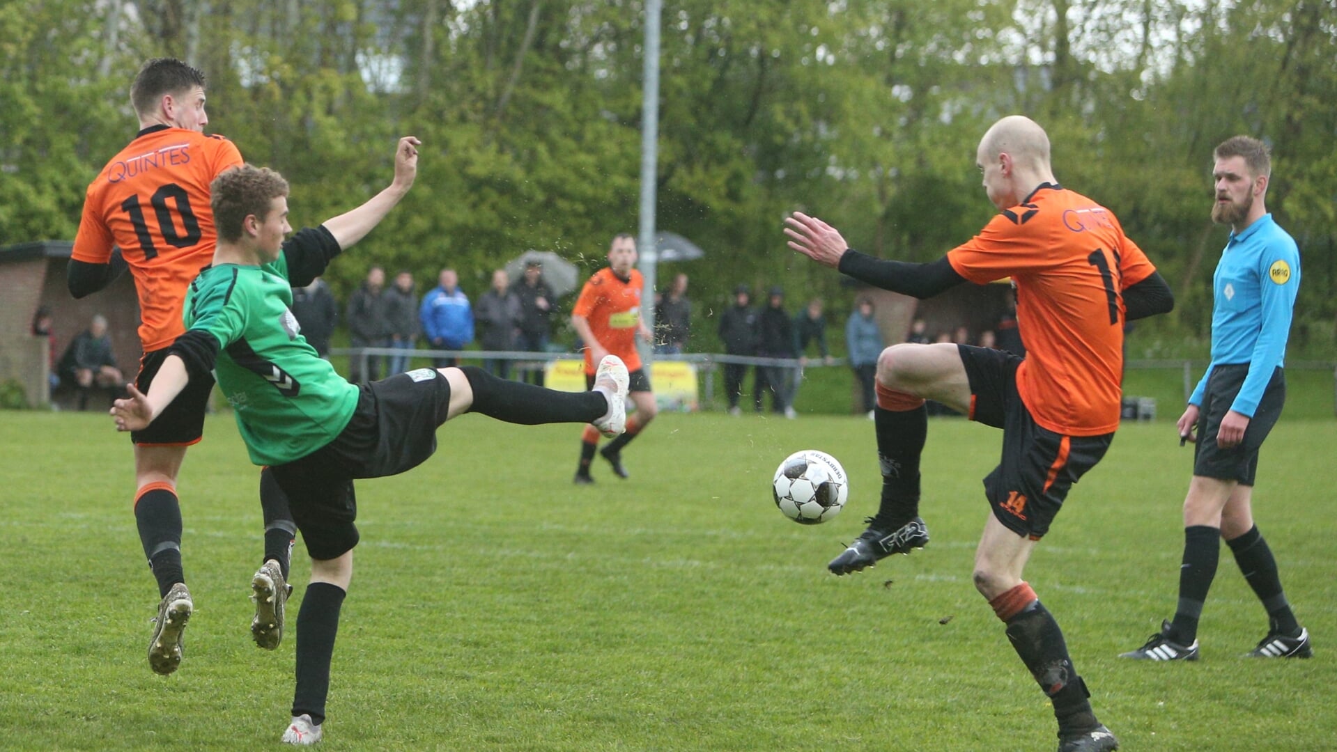 Jasper Wiersum van FC LEO neemt het doel onder vuur. Foto: Ronnie Afman.