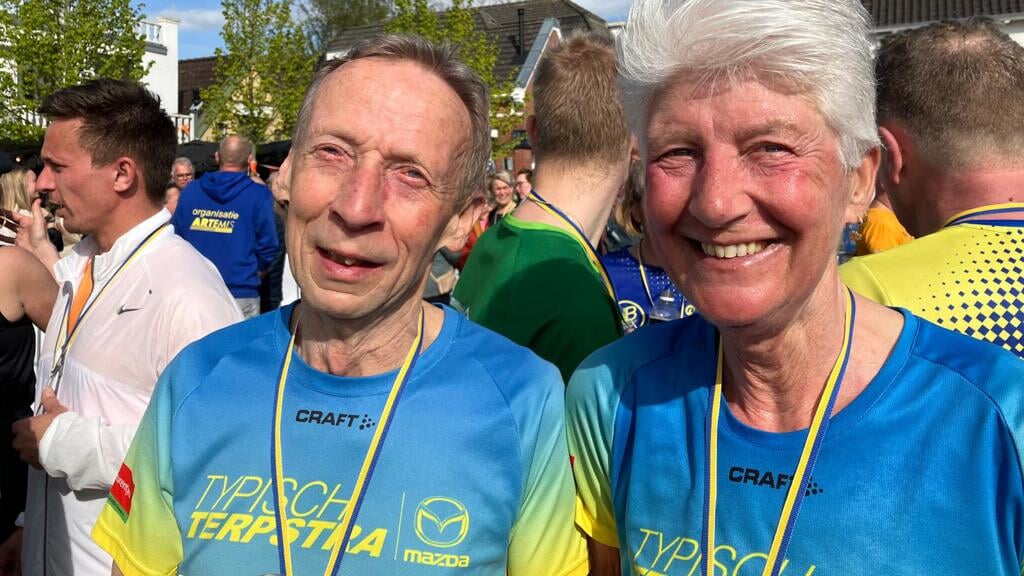 De bijna 80-jarige Koos Durenkamp en Grietje Dijkmans voltooiden de tien kilometer.