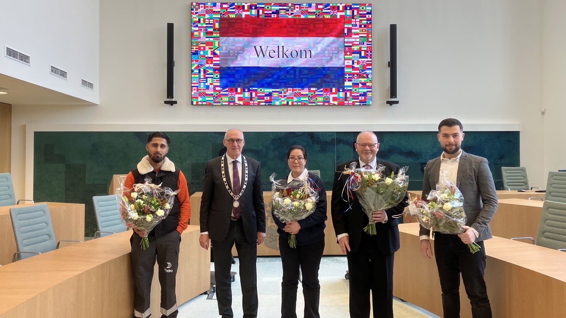De burgemeester met vier van de vijf nieuwe Nederlandse Midden-Groningers. (foto: gemeente Midden-Groningen)