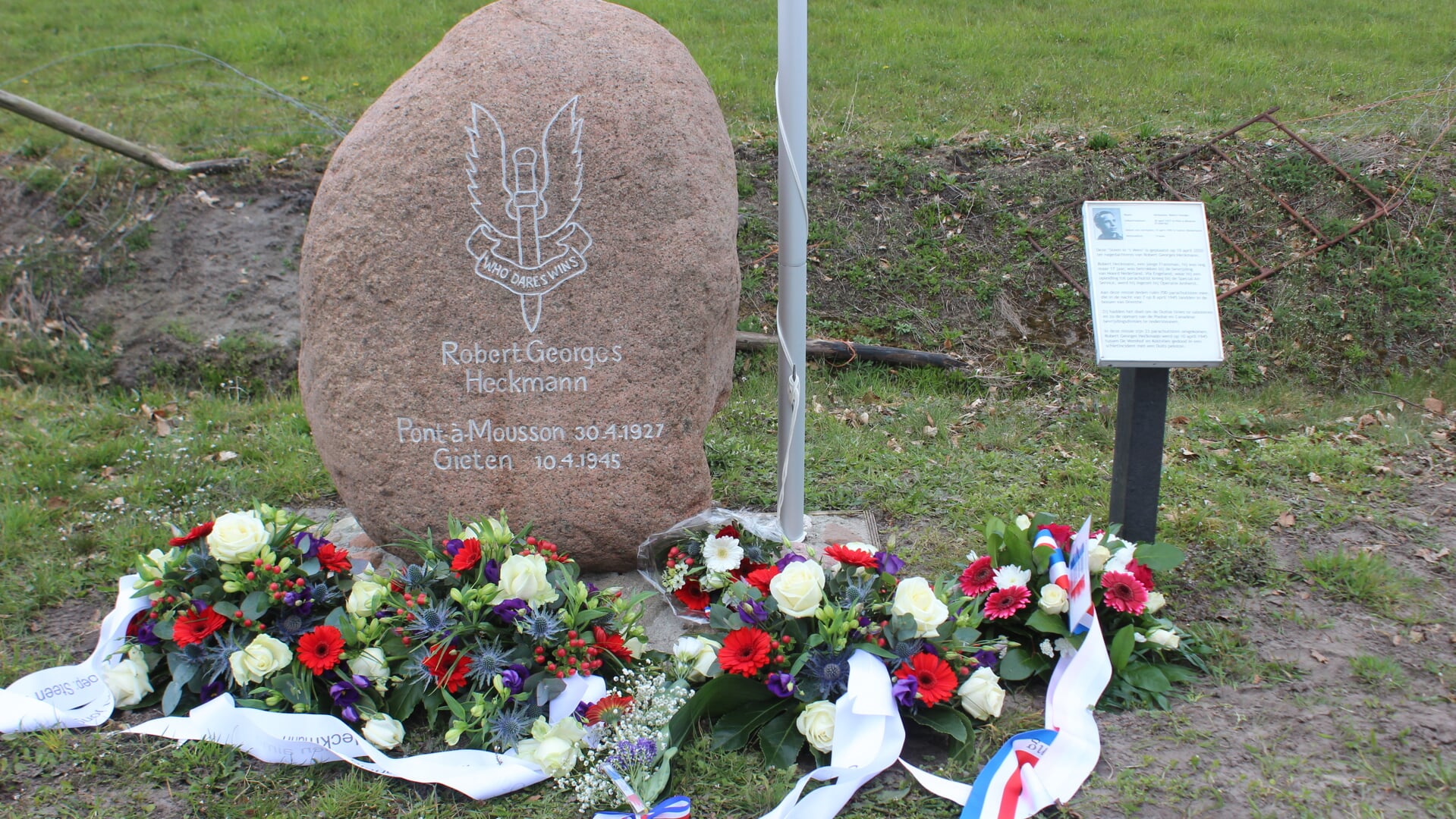 De gedenksteen voor Robert Heckman aan de Verlengde Grensweg in Kostvlies.