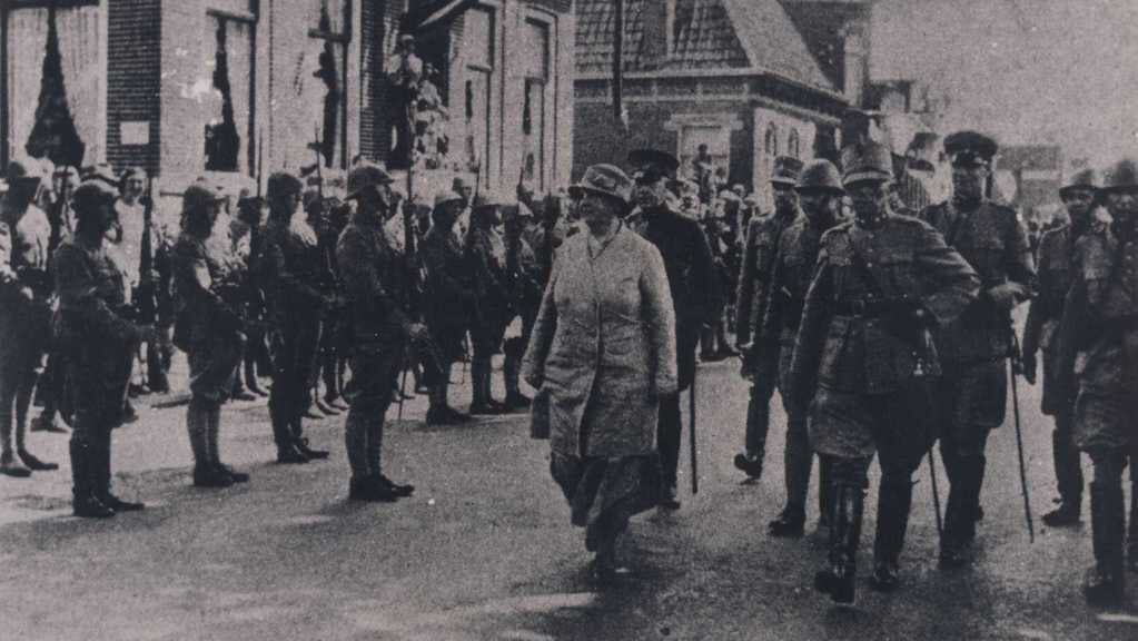 Koningin Wilhelmina bezoekt de gemobiliseerde troepen aan de Handelsstraat in Stadskanaal, aan de vooravond van de Tweede Wereldoorlog. (foto: collectie Streekhistorisch Centrum)