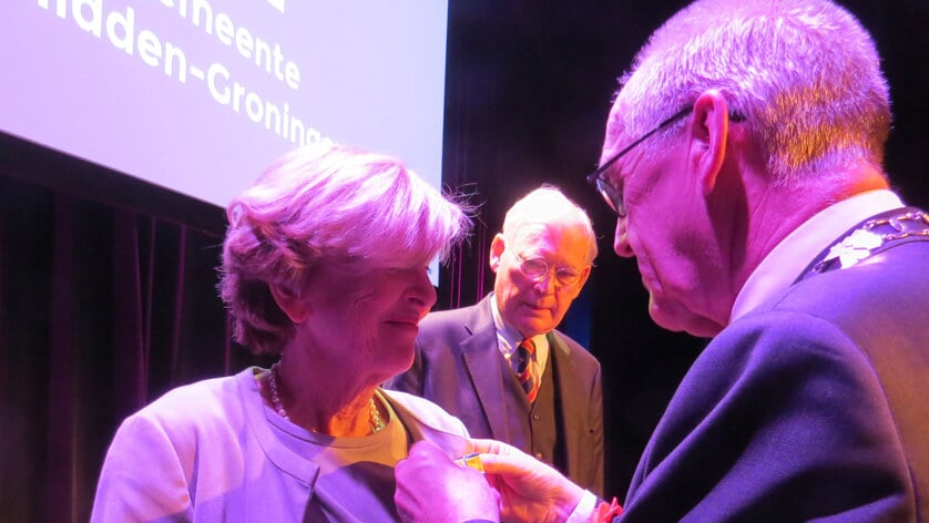 An de Vries krijgt de ridderorde opgespeld door burgemeester Hoogendoorn.