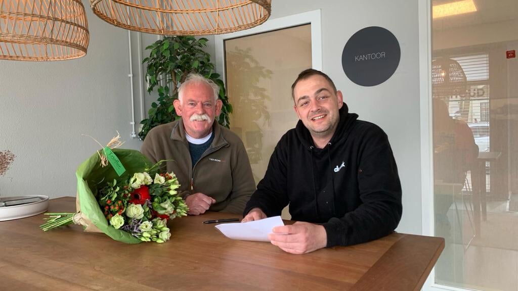 Robin Duzink (rechts) ondertekent in bijzijn van Willem Hulshof het contract met voetbalvereniging Hoogezand.  