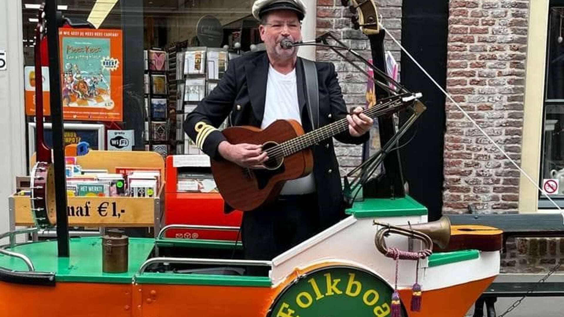 Muzikant Edgar Smit is op de markt present met zijn Folkboat.