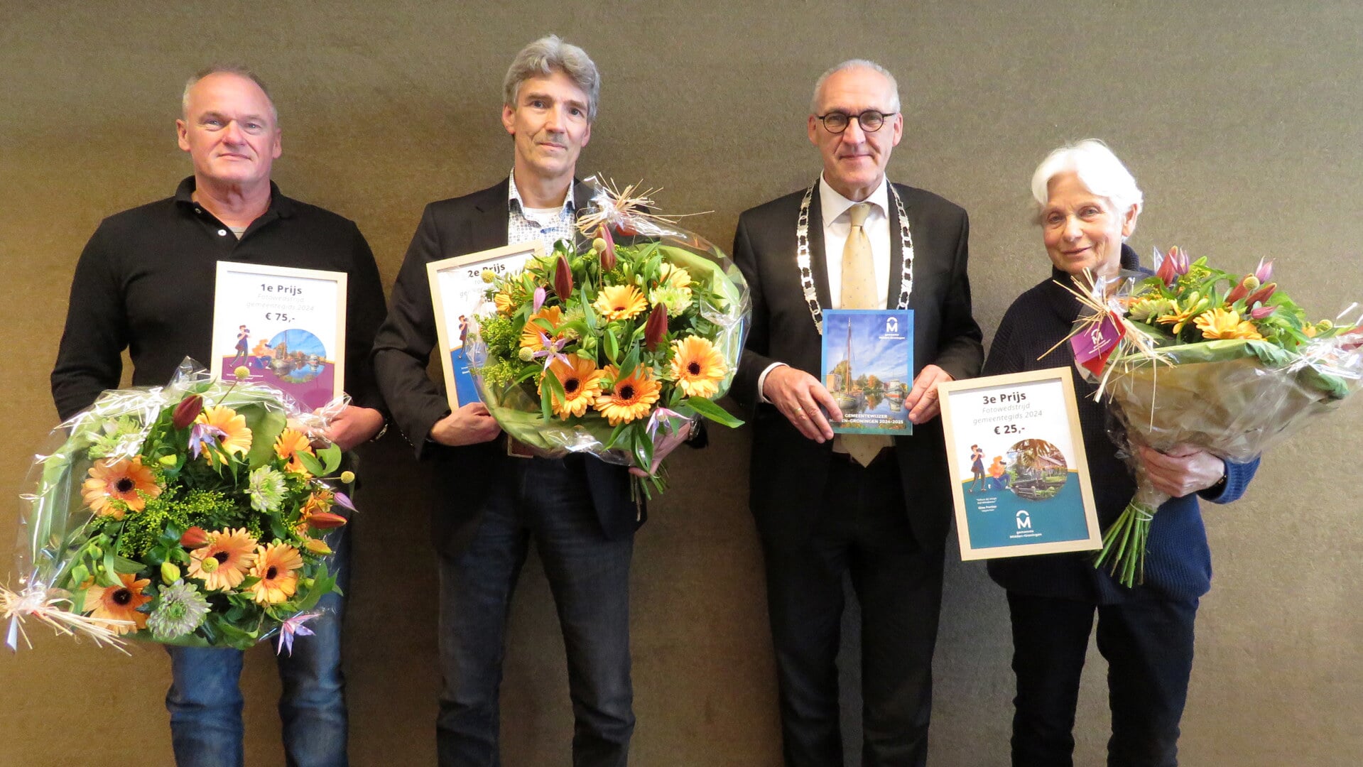 De prijswinnaars met vanaf links John du Pree, Geert Jan Veldthuis, burgemeester Hoogendoorn en Elise Portier. 