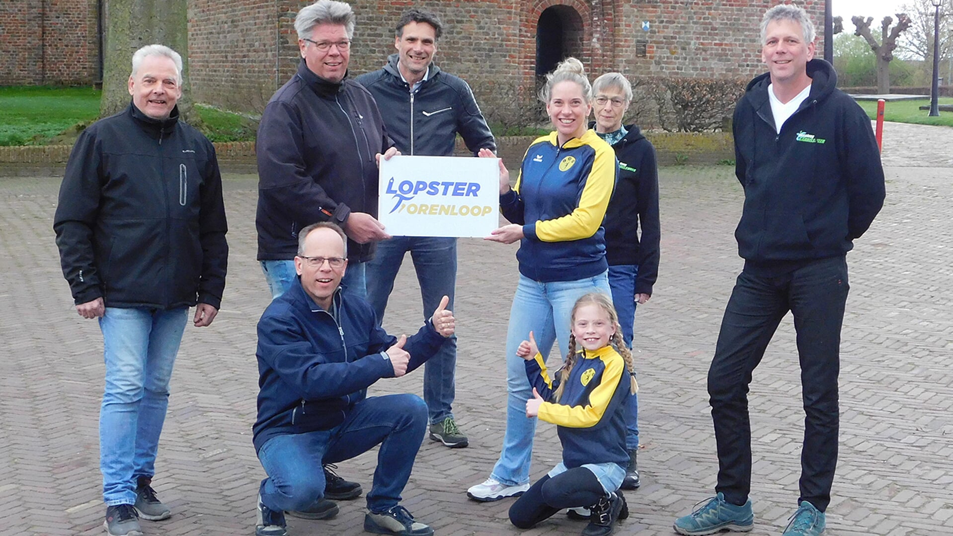 Peter Post, Jaqueline de Wilde en medestanders tonen het nieuwe logo van de Lopster Torenloop (foto Simon de Jong).