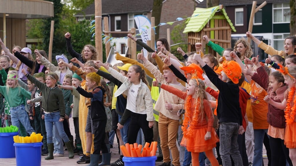 De leerlingen van De Lichtkring zingen tijdens de opening van de school een lied voor alle aanwezigen. (foto: Persbureau Drenthe)