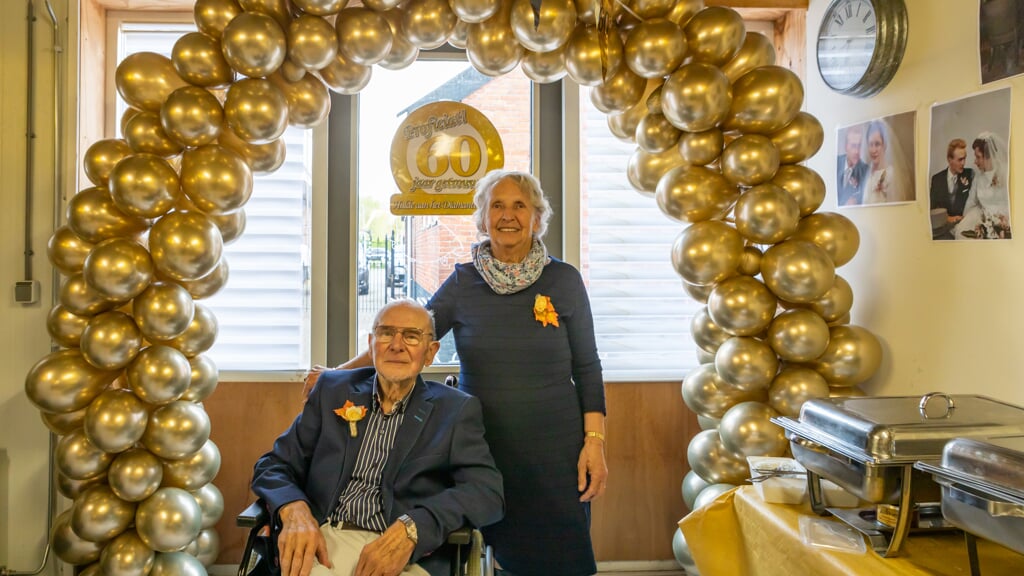Henk en Maria van der Aa uit Musselkanaal zijn dankbaar dat ze hun 60e trouwdag hebben kunnen vieren. (foto: André Dümmer) 