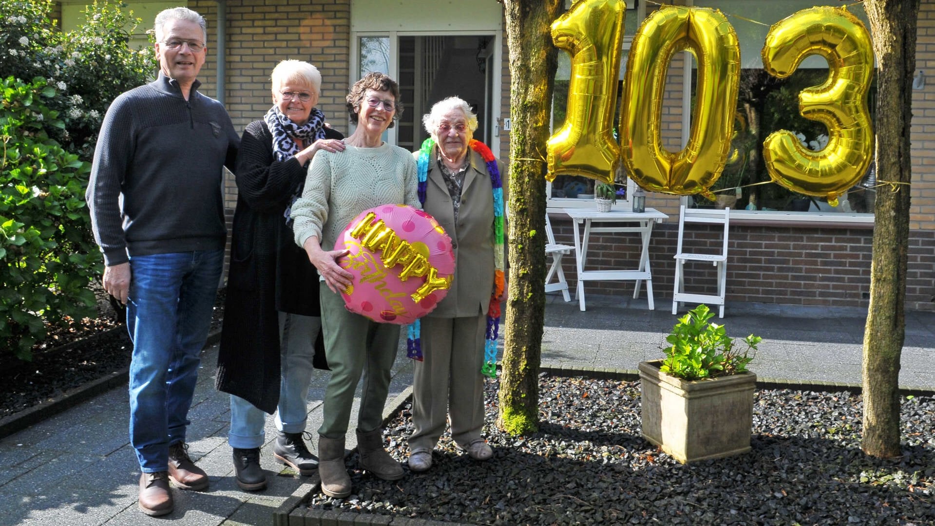 De 103-jarige Martje Uilhoorn-Bos met haar dochter en andere nazaten. 