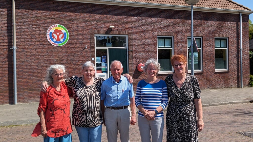Rea Ensing, Fina Bosman, Jacob Jansen, Elisabeth Krikke en Ida Raangs bij het jubilerende dorpshuis.
