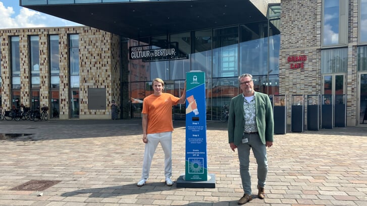 Wethouder Offereins onthult de eerste zonnebrandpaal voor het Huis van Cultuur en Bestuur in Hoogezand. (foto: gemeente Midden-Groningen)