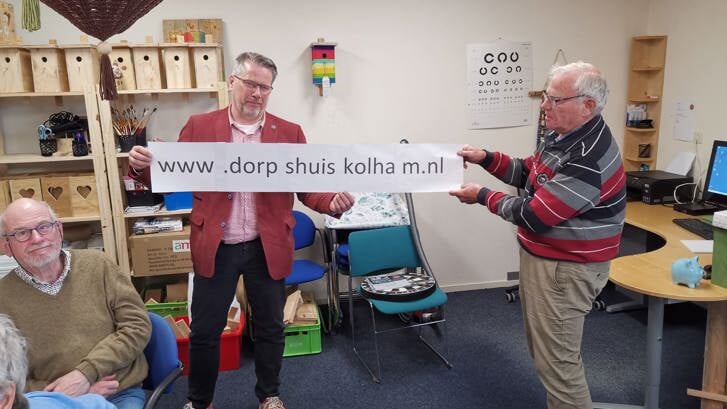 Wethouder Evert Offereins en Hendrik Hartog van het dorpshuis in Kolham tonen de website van de dorpsagenda. (foto: DIG050)