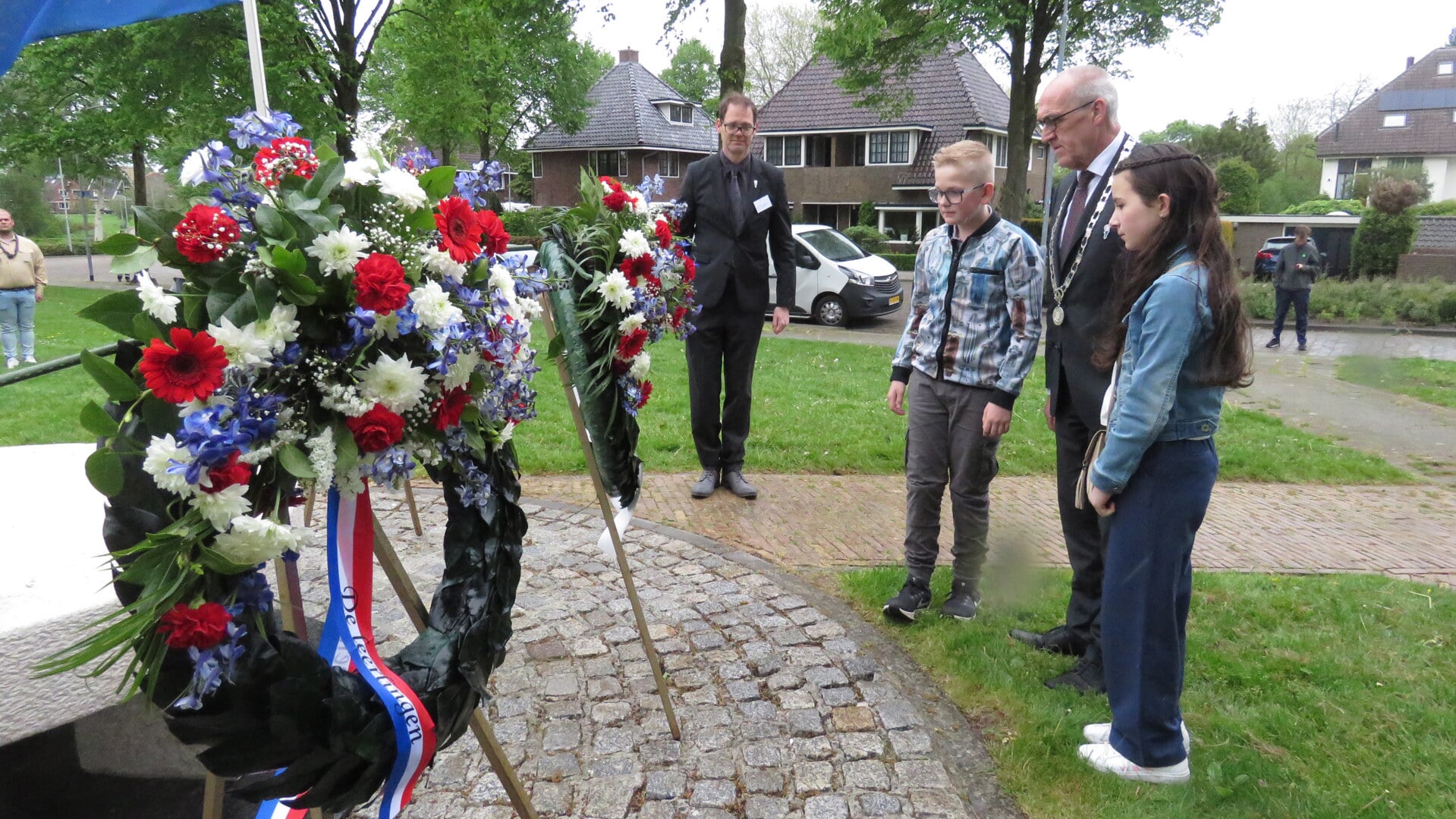 De kranslegging door de burgemeester en leden van de kinderraad met rechts kinderburgemeester Belinay Babuscu.