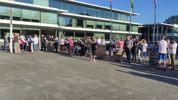 Inwoners van Tynaarlo protesteren bij het gemeentehuis tegen de komst van een AZC in Vres.