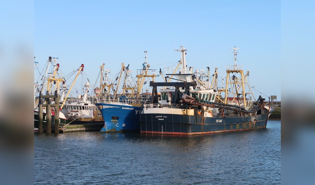 De YE-243 en de YE-118 afgemeerd in de haven van Lauwersoog. (foto W.M. den Heijer)