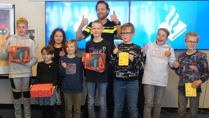 De winnaars van het spel HackShield kregen hun prijs op het politiebureau van Hoogeveen overhandigd door digitaal wijkagent Martin Vos.