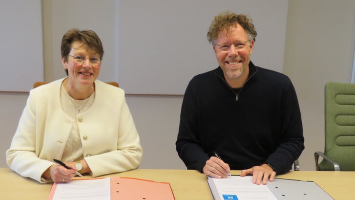 Het contract wordt getekend door wethouder Erianne van der Burg en Jeroen Kleinjan, directeur van Dagelijks Leven.